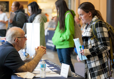 Majors Fair 2016 Student speaks with guest